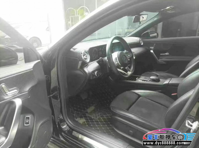 19年奔驰A轿车抵押车出售