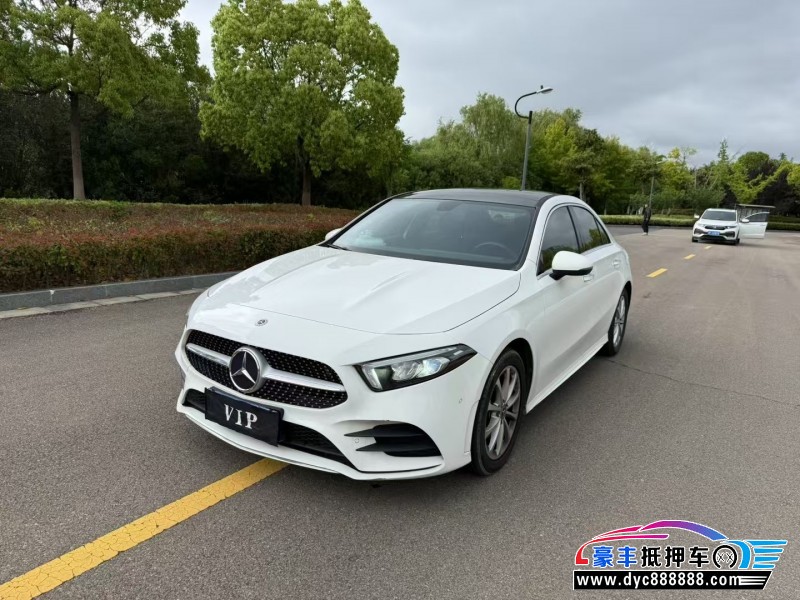 21年奔驰A轿车抵押车出售