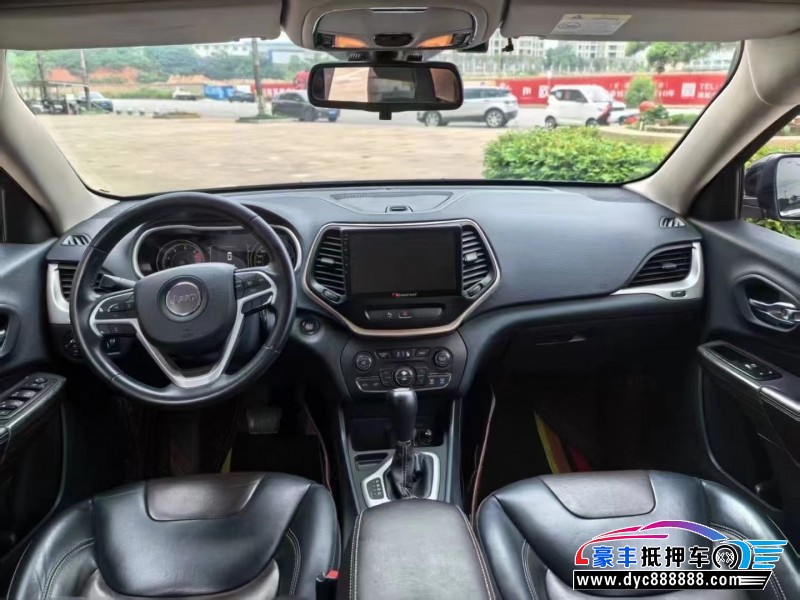 16年Jeep自由光轿车抵押车出售