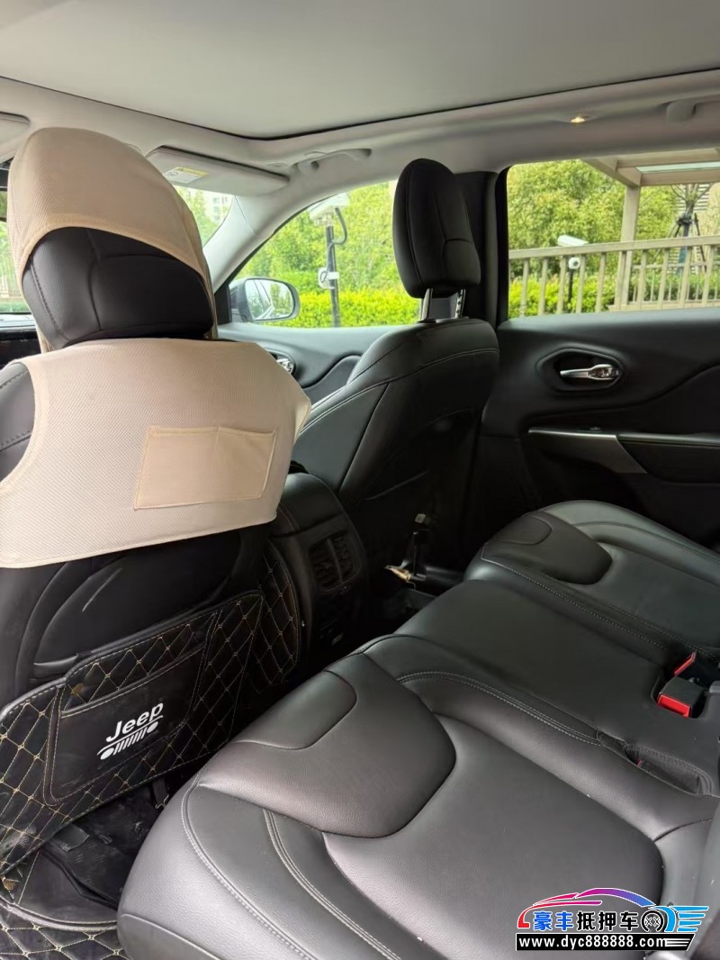 19年Jeep自由光轿车抵押车出售