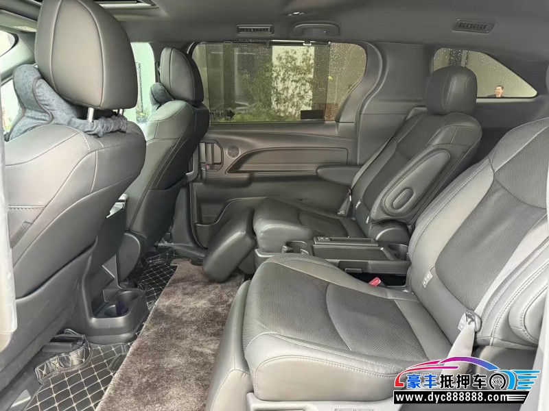 22年丰田塞纳轿车抵押车出售