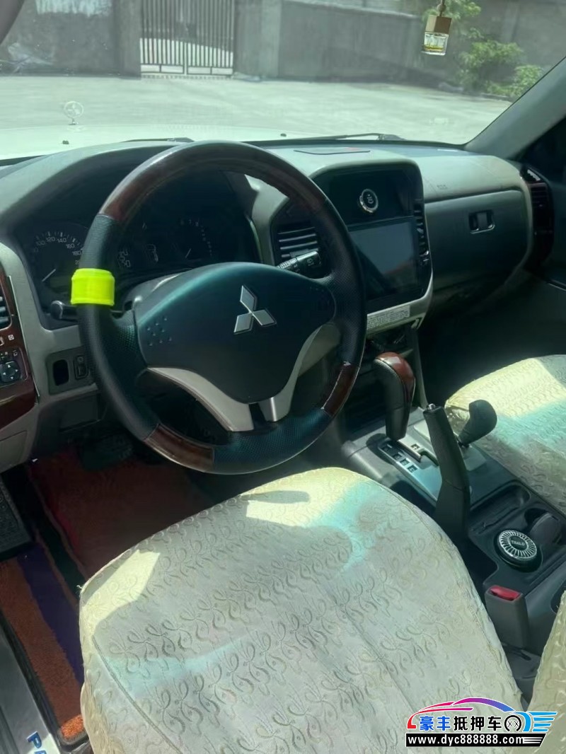 15年三菱帕杰罗轿车抵押车出售