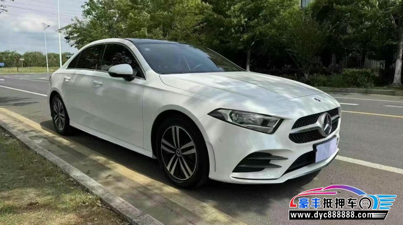 19年奔驰A轿车抵押车出售