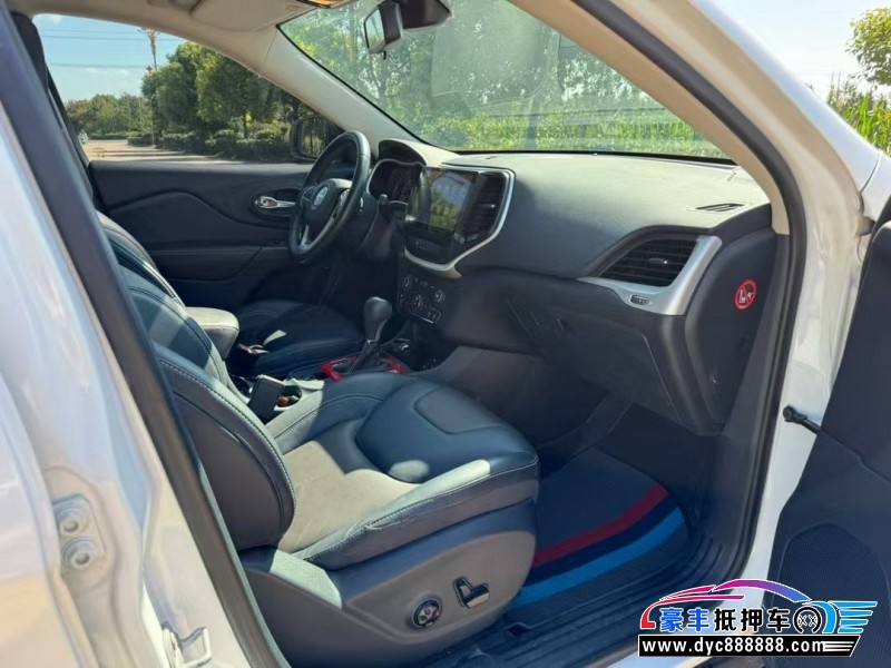 18年Jeep自由光轿车抵押车出售