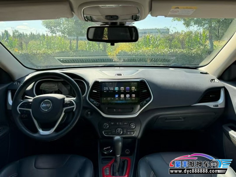 18年Jeep自由光轿车抵押车出售