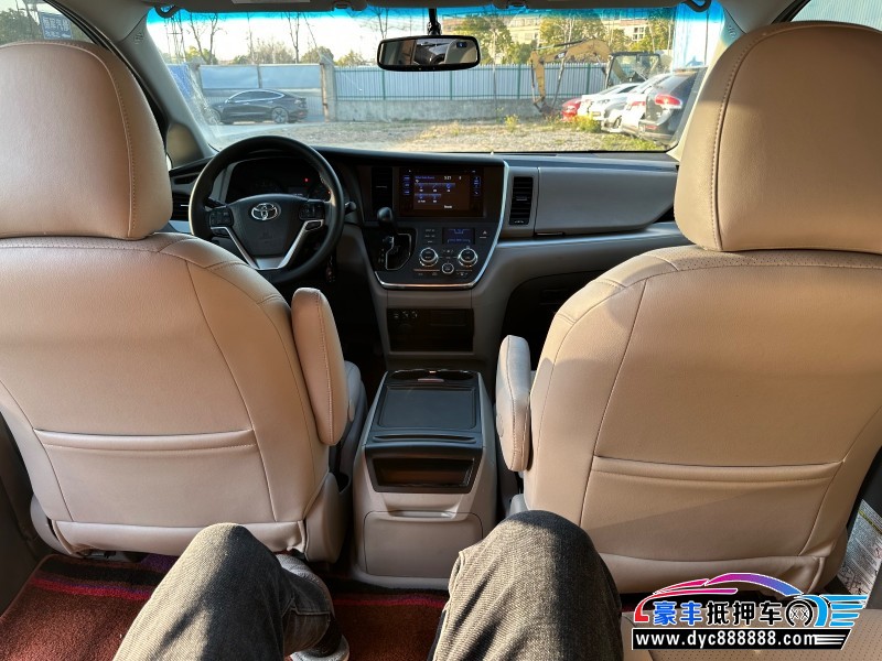 16年丰田塞纳轿车抵押车出售