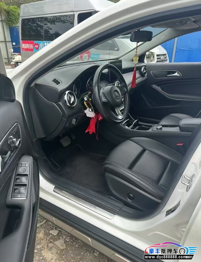 18年奔驰GLA轿车抵押车出售