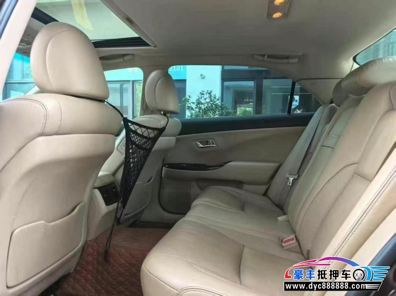 12年丰田皇冠轿车抵押车出售