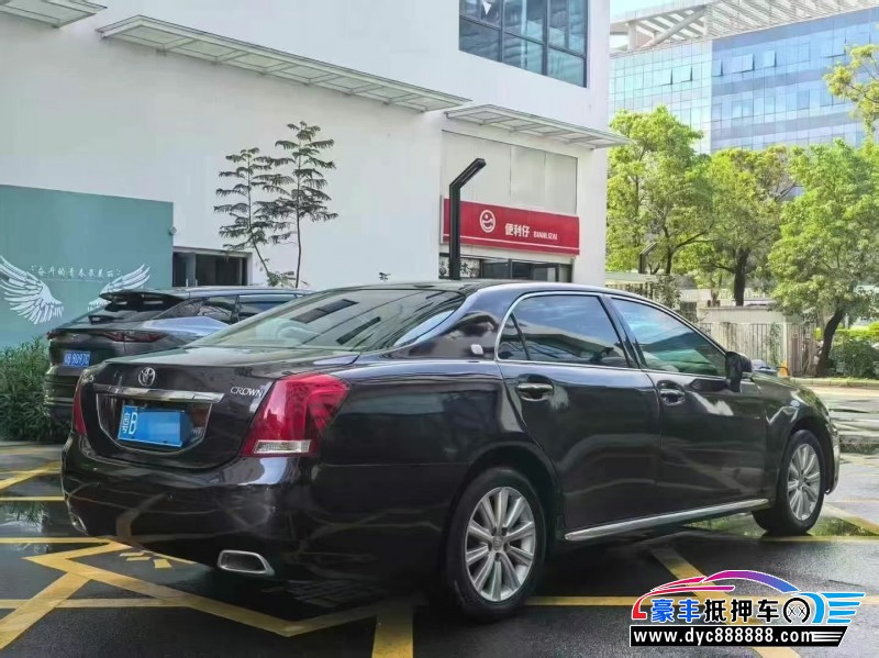 12年丰田皇冠轿车抵押车出售