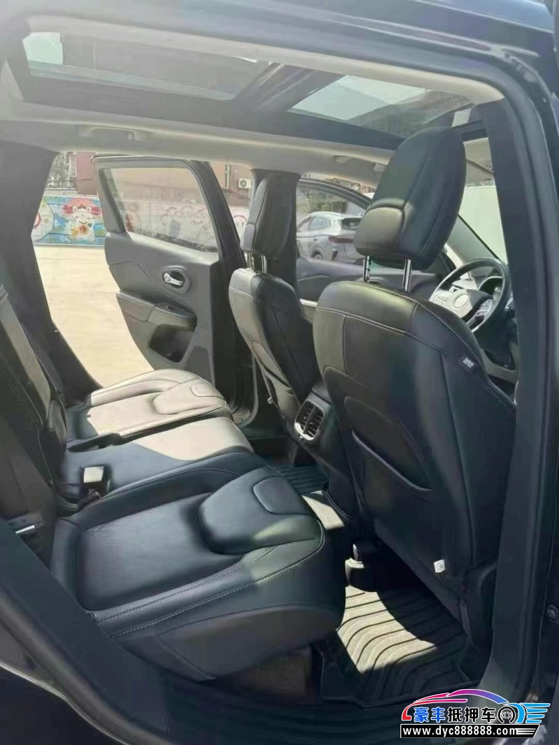 17年Jeep自由光轿车抵押车出售