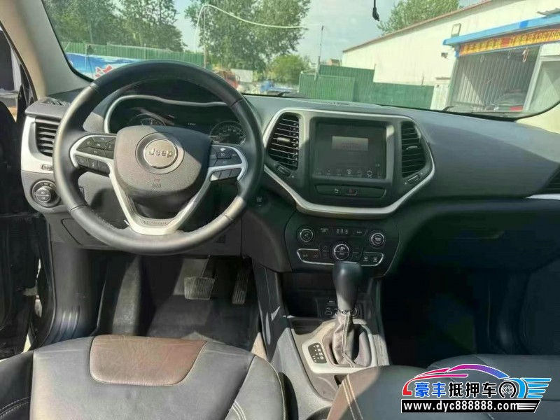 17年Jeep自由光轿车抵押车出售