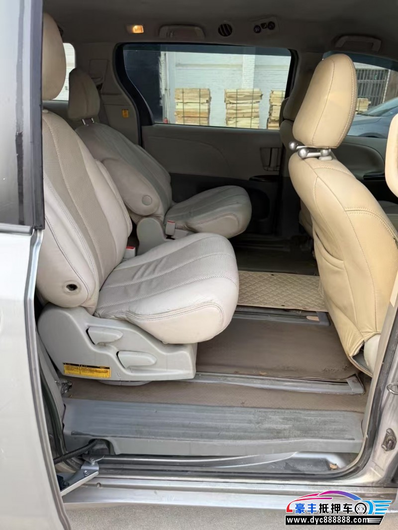 13年丰田塞纳轿车抵押车出售