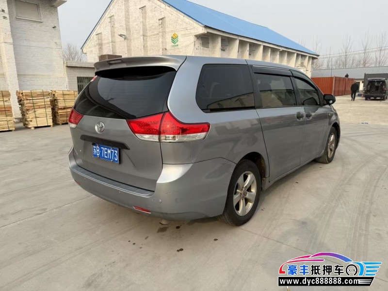 13年丰田塞纳轿车抵押车出售