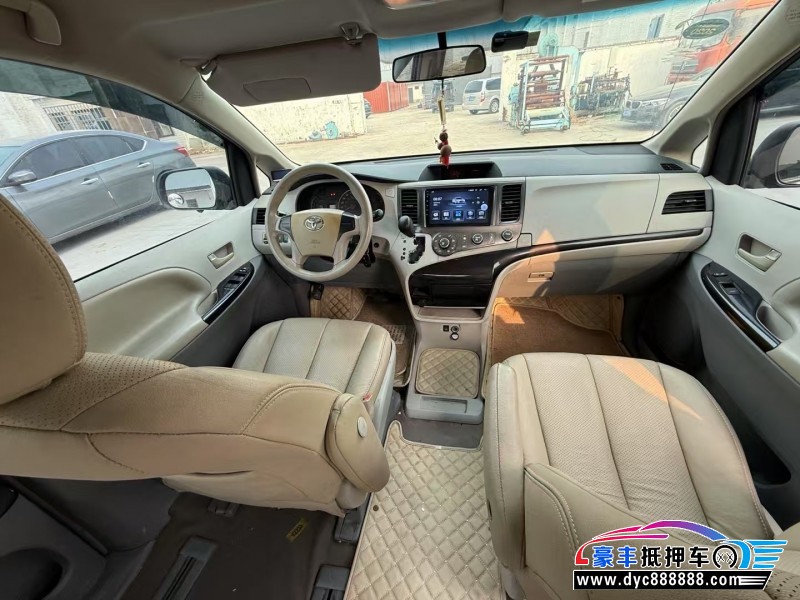 13年丰田塞纳轿车抵押车出售