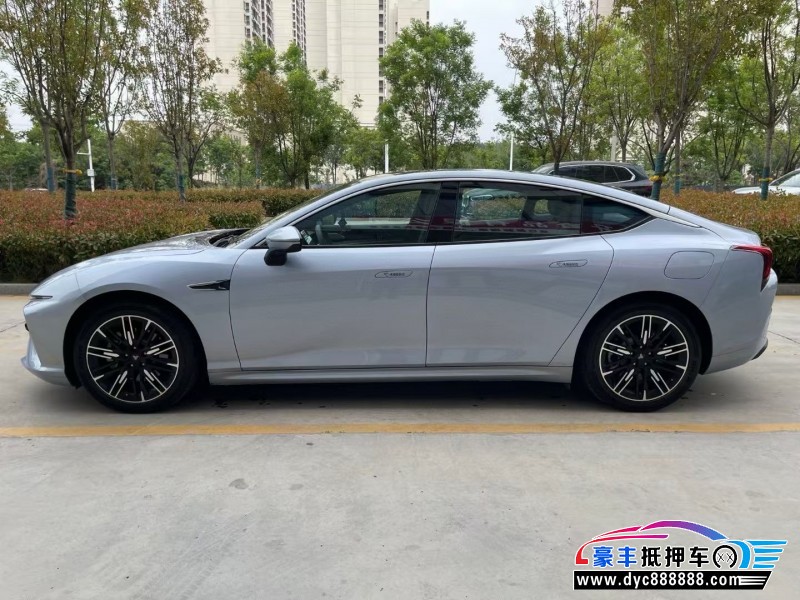 24年哪吒S轿车抵押车出售