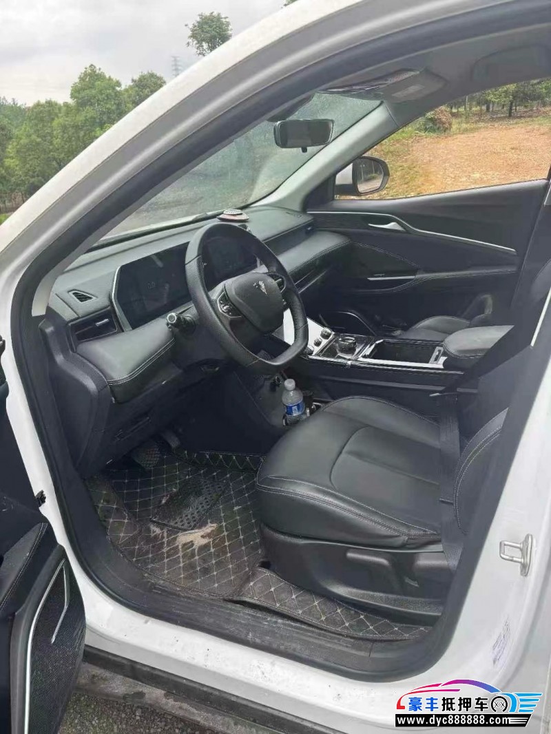 23年哪吒U轿车抵押车出售