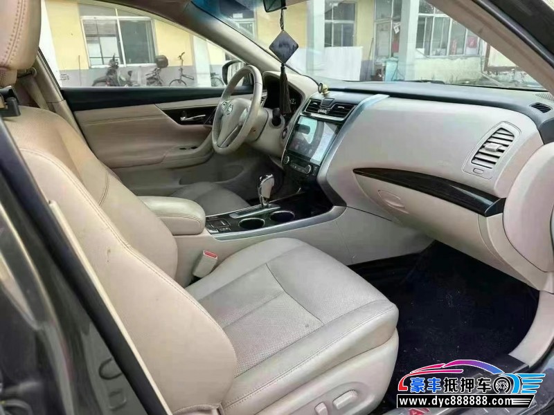 16年日产天籁轿车抵押车出售