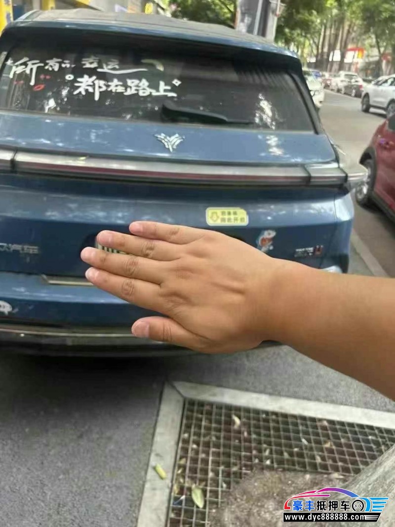 22年哪吒U轿车抵押车出售