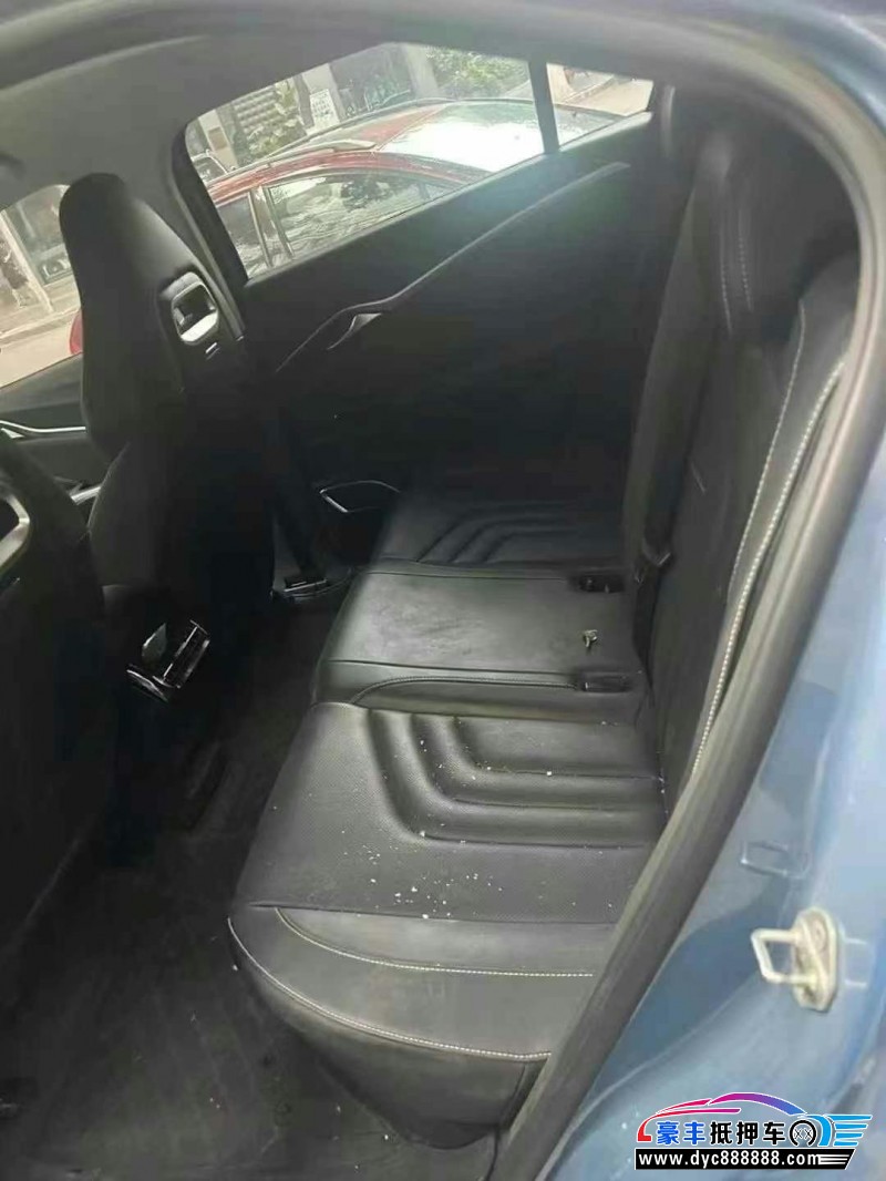 22年哪吒U轿车抵押车出售