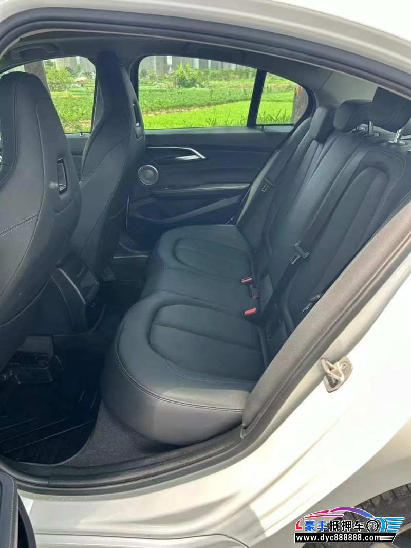 21年宝马1系轿车抵押车出售