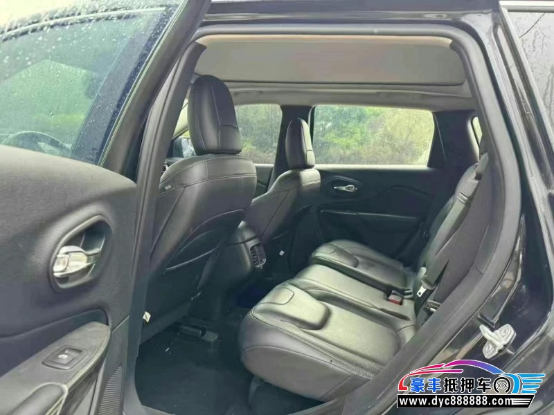 18年Jeep自由光轿车抵押车出售