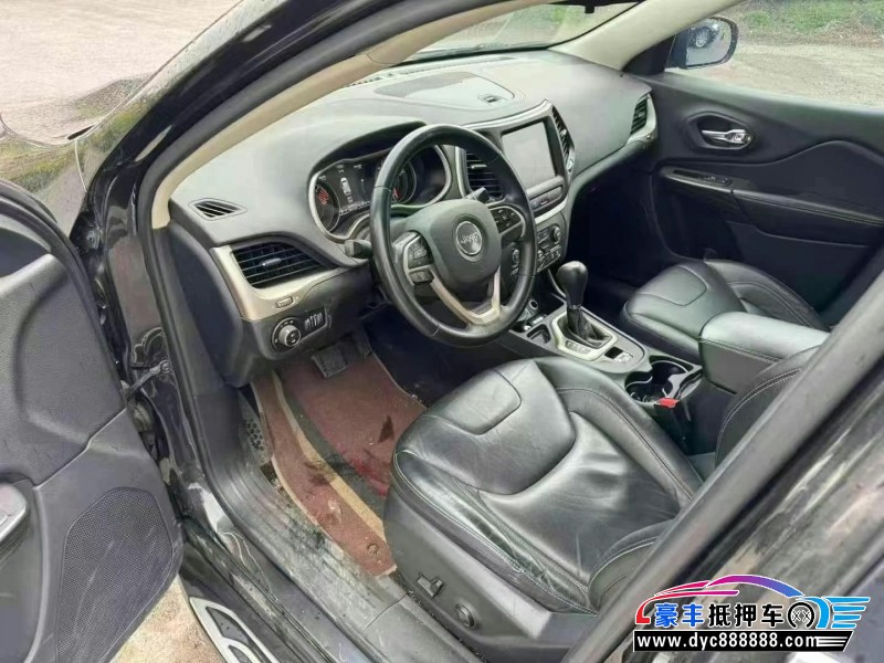 18年Jeep自由光轿车抵押车出售