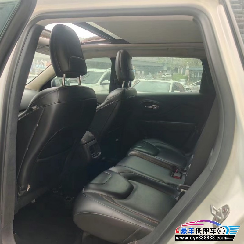 17年Jeep自由光轿车抵押车出售