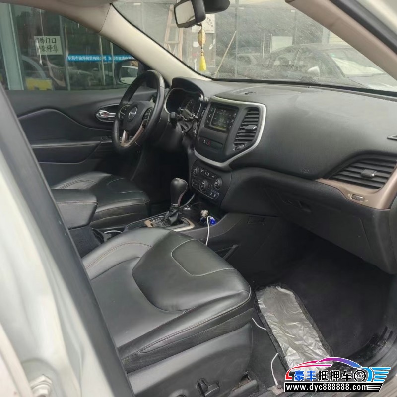 17年Jeep自由光轿车抵押车出售