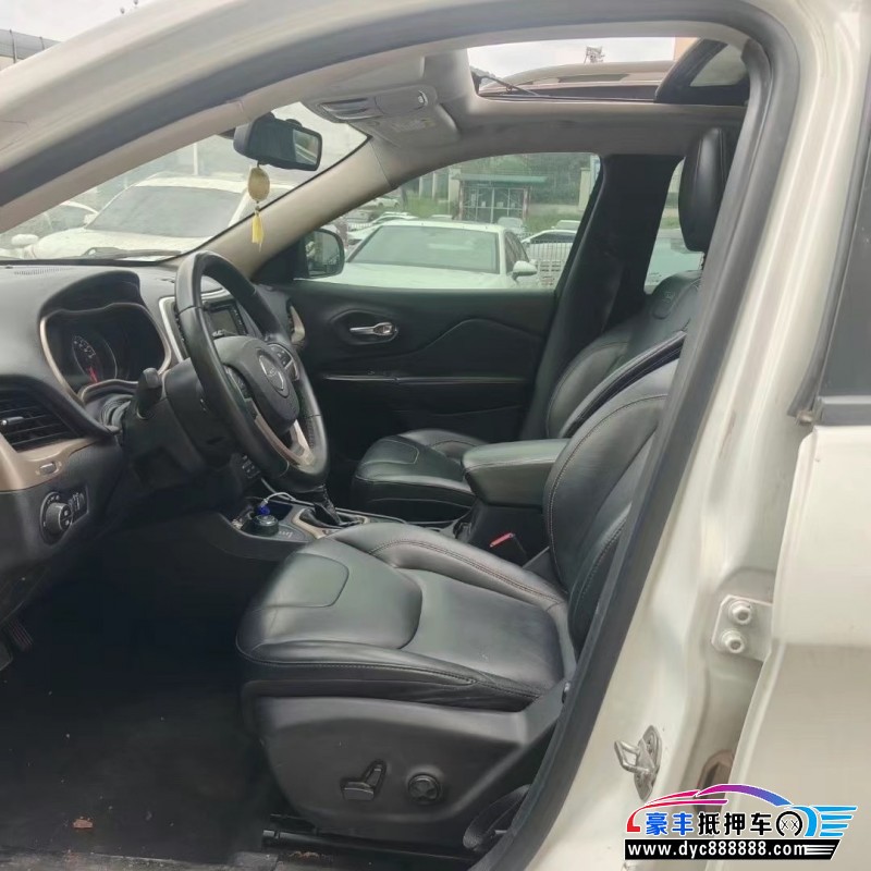 17年Jeep自由光轿车抵押车出售