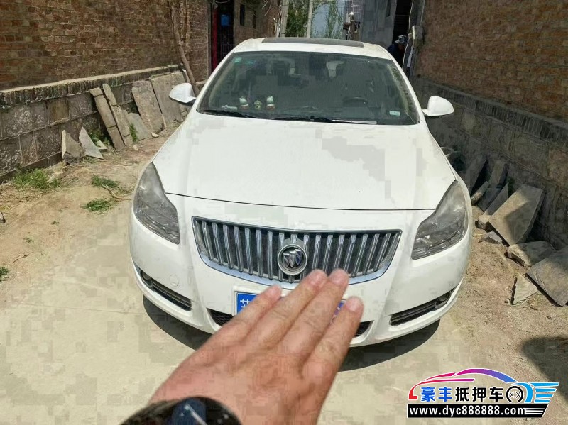 抵押车出售13年别克君威轿车