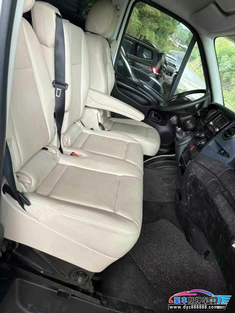 22年依维柯欧盛轿车抵押车出售