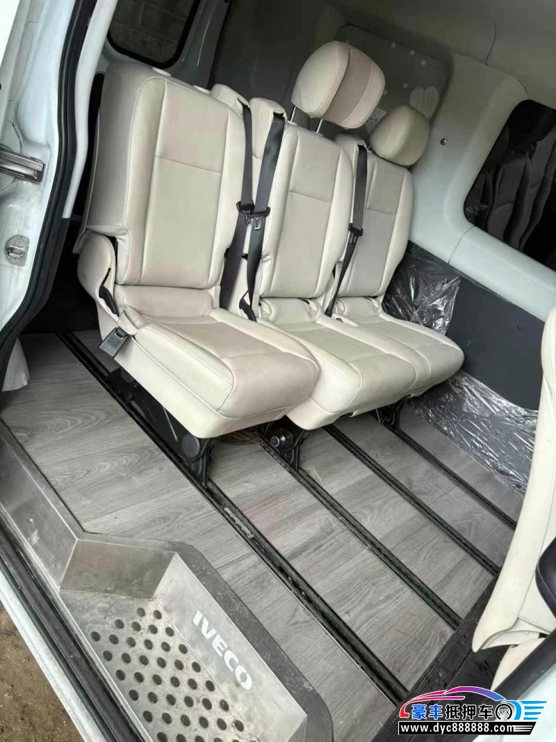 22年依维柯欧盛轿车抵押车出售