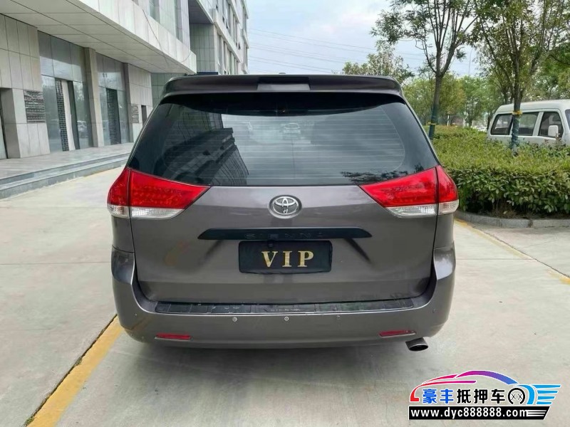 13年丰田塞纳轿车抵押车出售