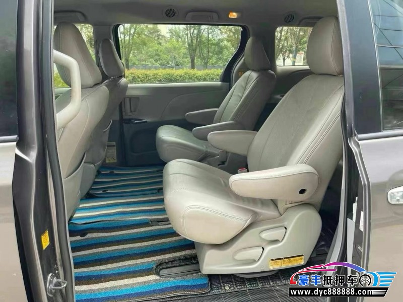 13年丰田塞纳轿车抵押车出售