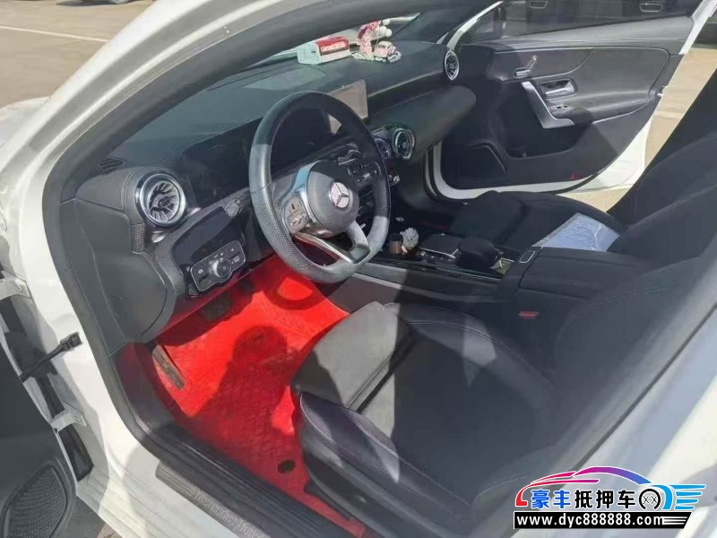 21年奔驰A轿车抵押车出售