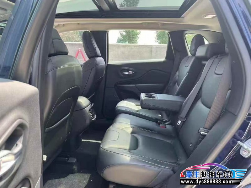 17年Jeep自由光轿车抵押车出售