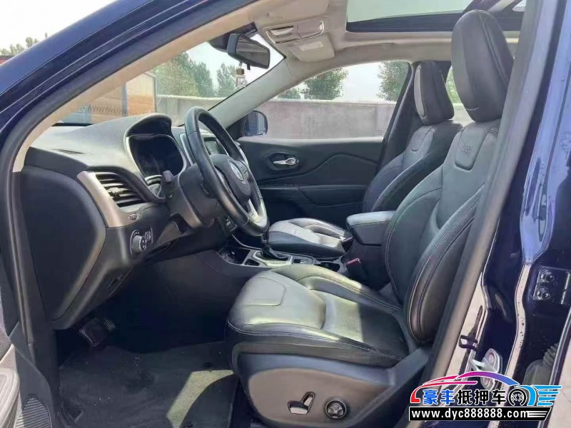 17年Jeep自由光轿车抵押车出售