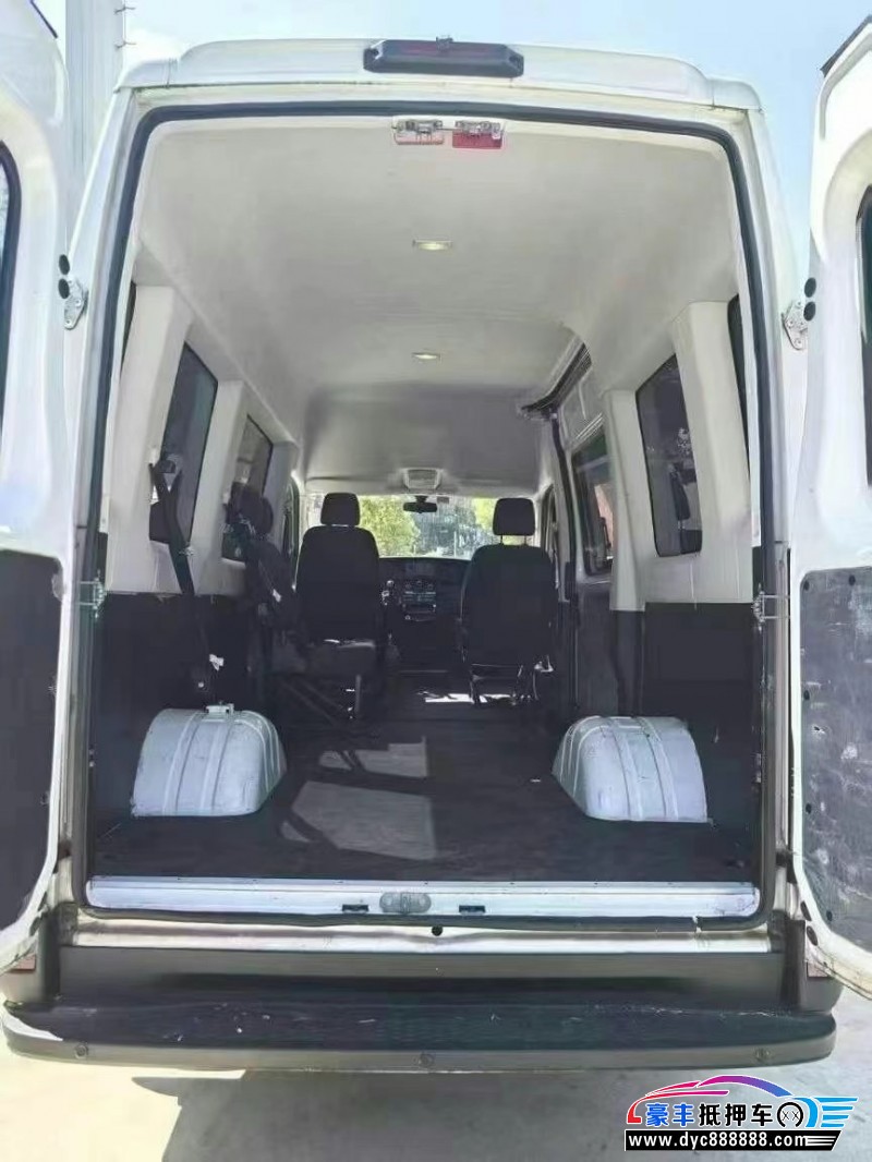 22年依维柯欧盛轿车抵押车出售