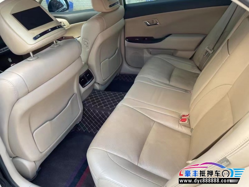 12年丰田皇冠轿车抵押车出售