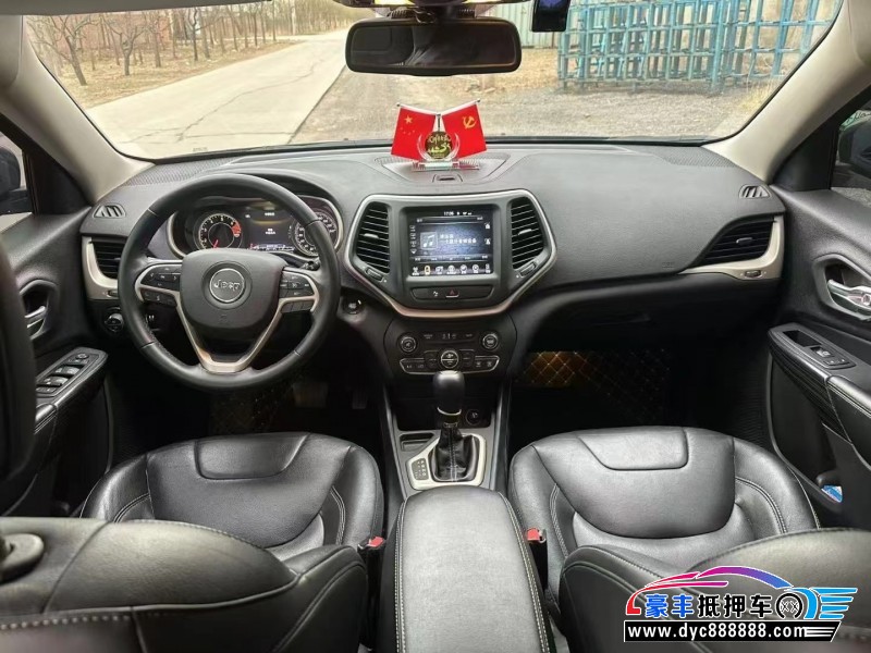 18年Jeep自由光轿车抵押车出售