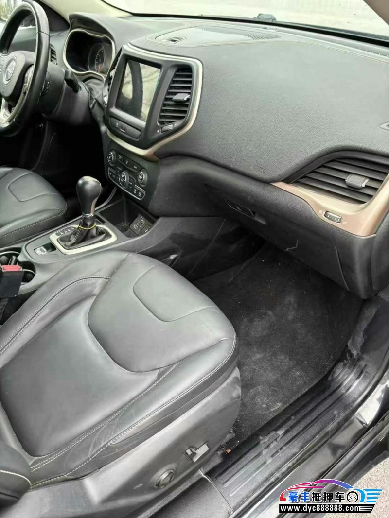 16年Jeep自由光轿车抵押车出售