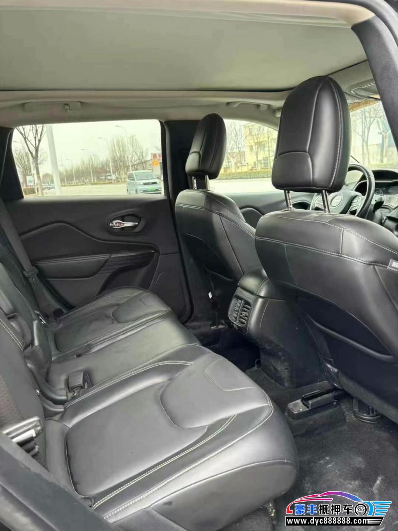 16年Jeep自由光轿车抵押车出售