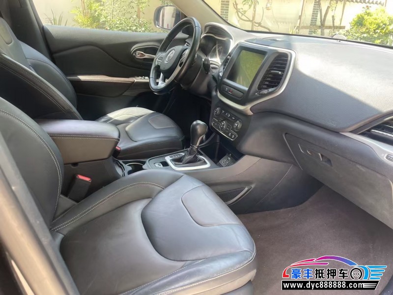 17年Jeep自由光轿车抵押车出售