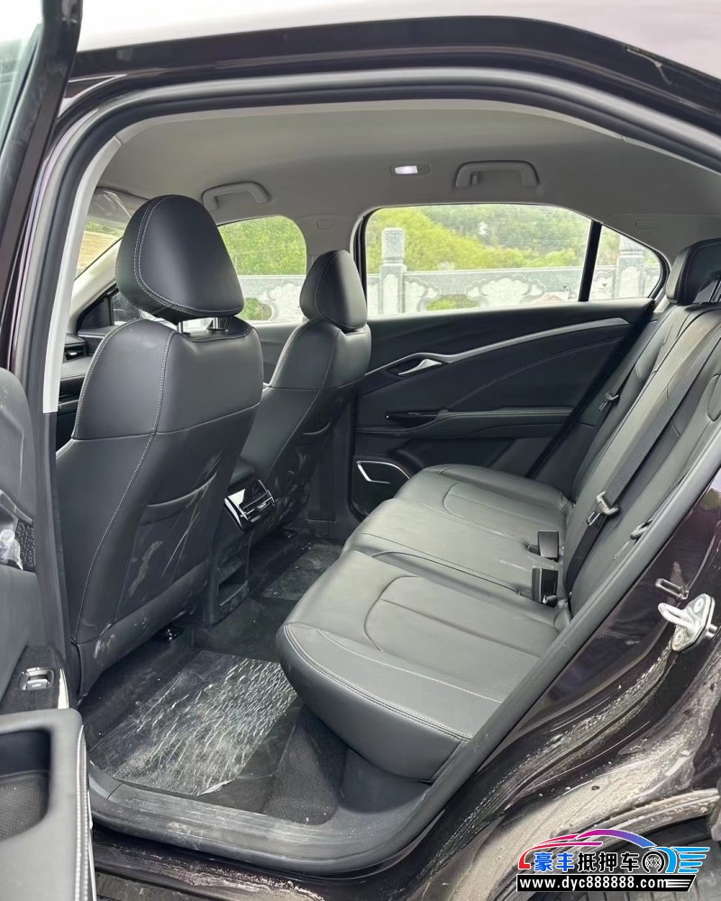 23年哪吒U轿车抵押车出售