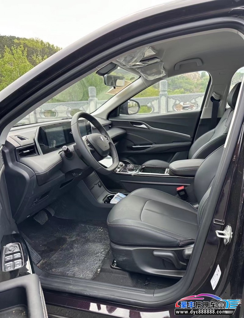 23年哪吒U轿车抵押车出售