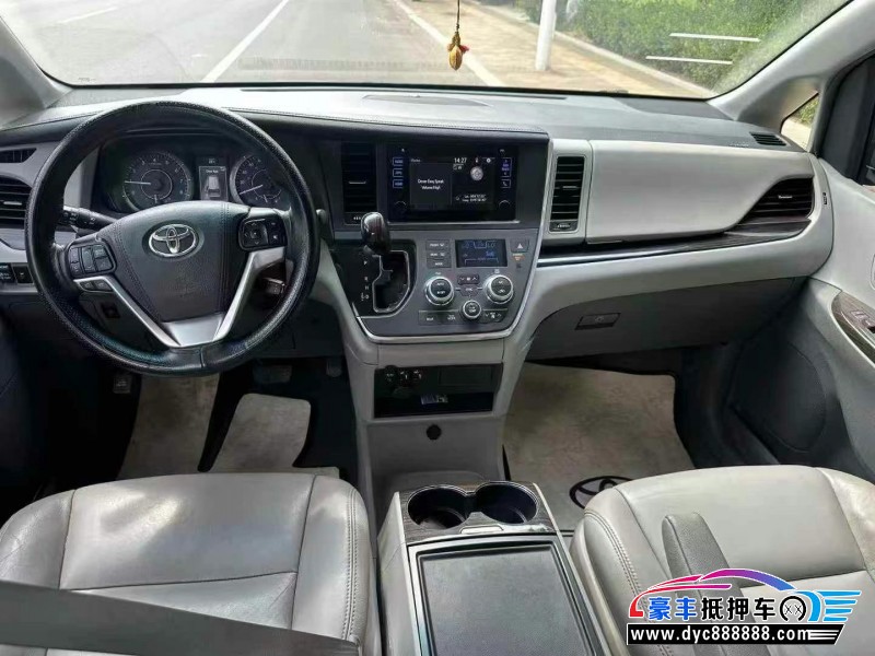 17年丰田塞纳轿车抵押车出售