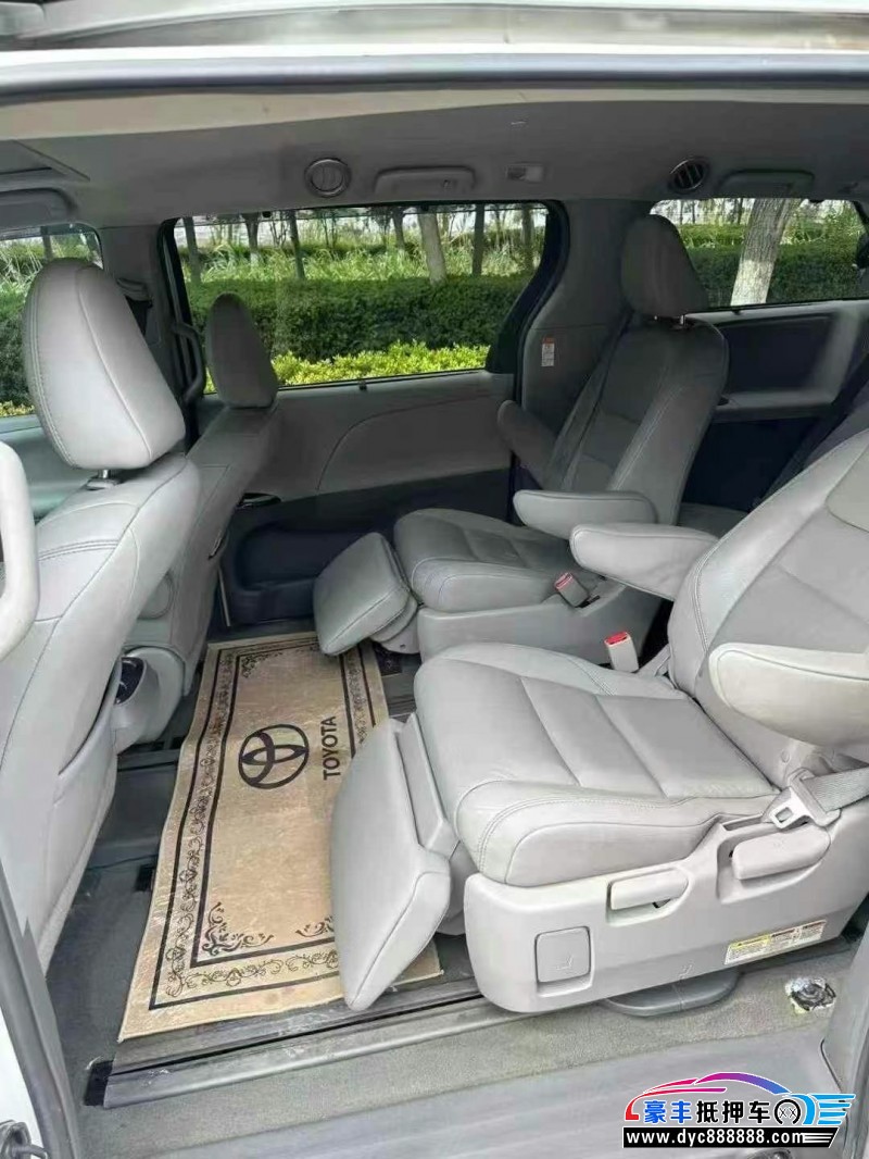 17年丰田塞纳轿车抵押车出售