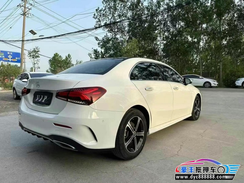 22年奔驰A轿车抵押车出售