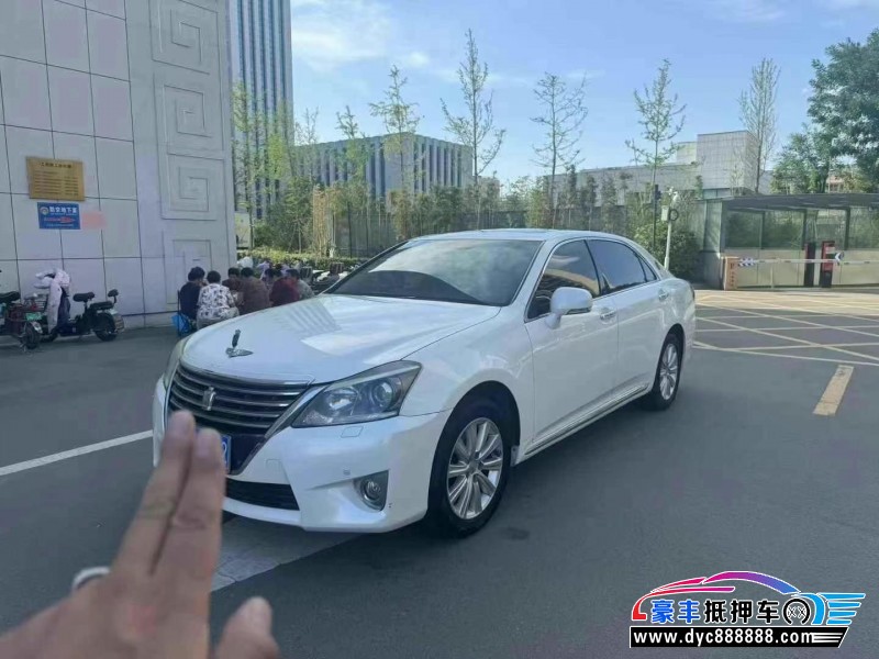 13年丰田皇冠轿车抵押车出售