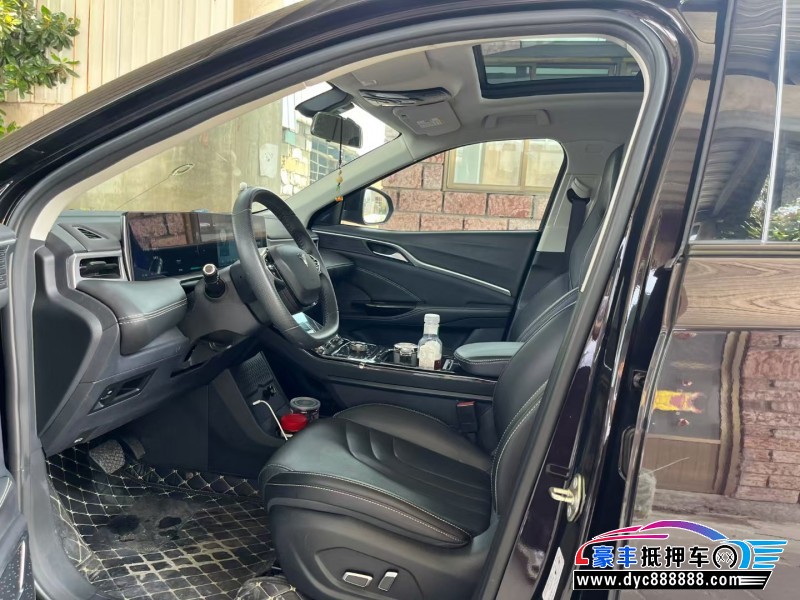 22年哪吒U轿车抵押车出售